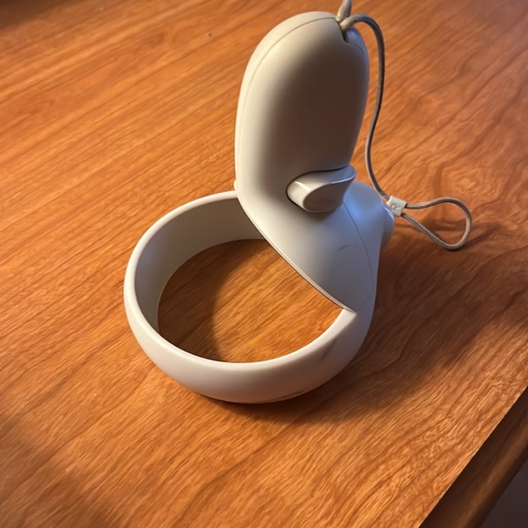 I am selling a oculus quest 2 the brand for this oculus - Picture 4 of 8